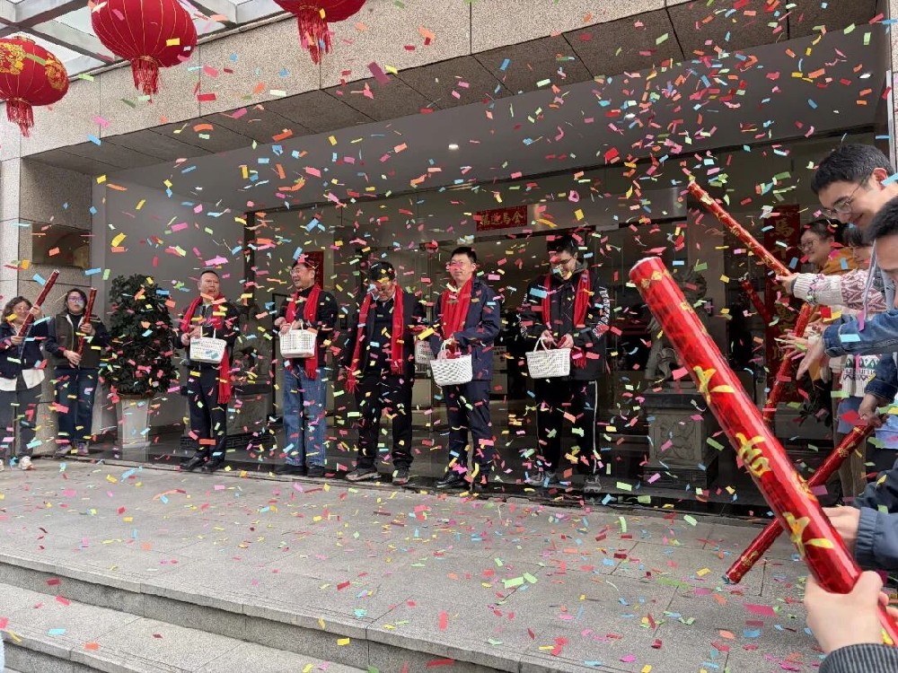 策馬揚(yáng)鞭啟新程，巳巳如意開門紅